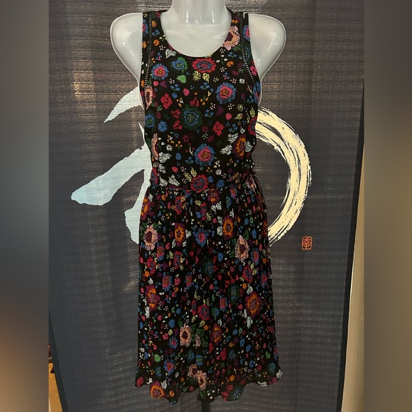 NWOT Lively Pleated Guess Dress Size S - Picture 2 of 9